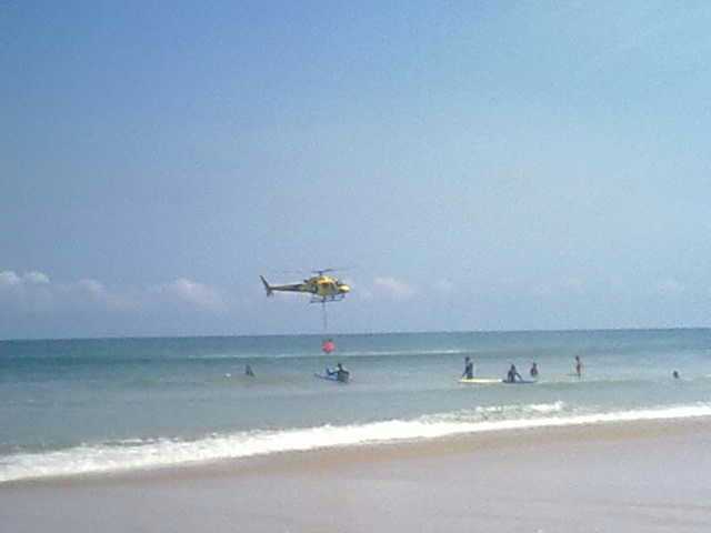El helicóptero de los bomberos tomaba agua del mar en San Antolín esta mañana - Celoriu.com