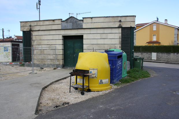 La estación de bombeo de Celorio de donde salen malos olores por una ventana rota - Celoriu.com