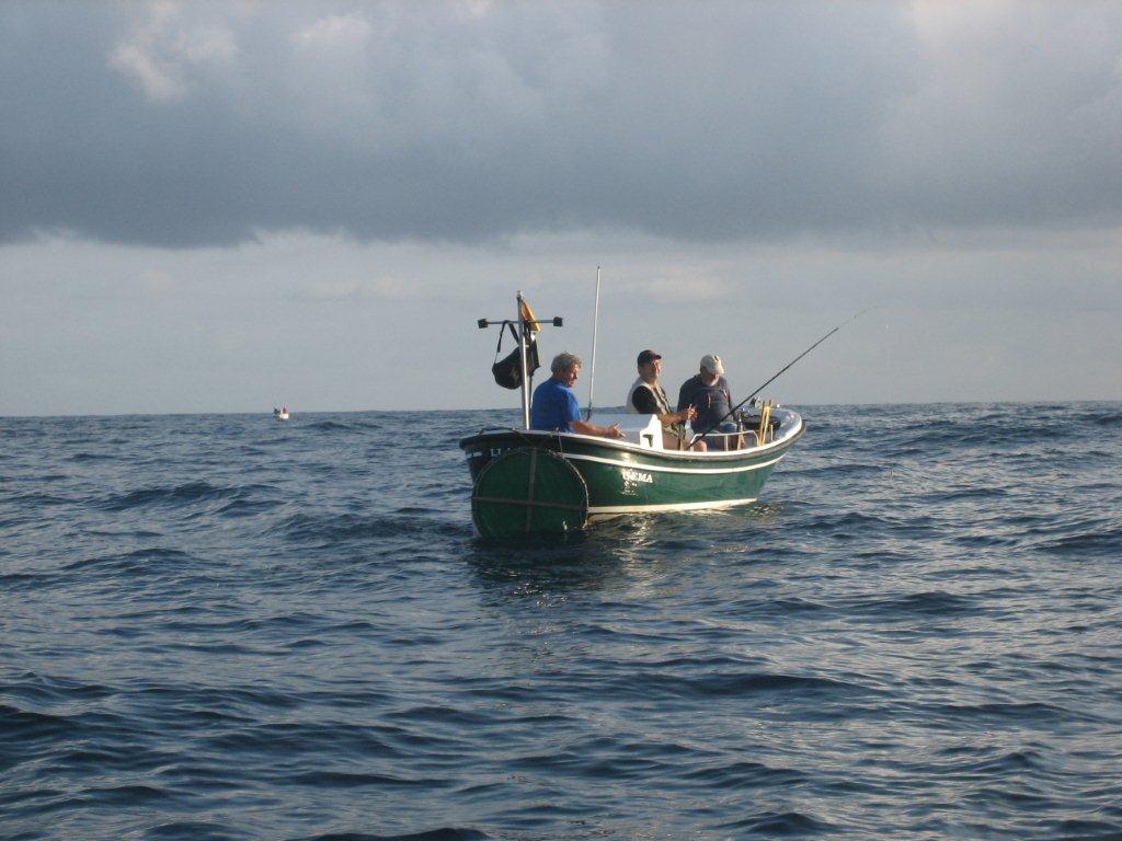 Una de las embarcaciones participantes en el torneo, el pasado jueves en la costa de Llanes - Celoriu.com