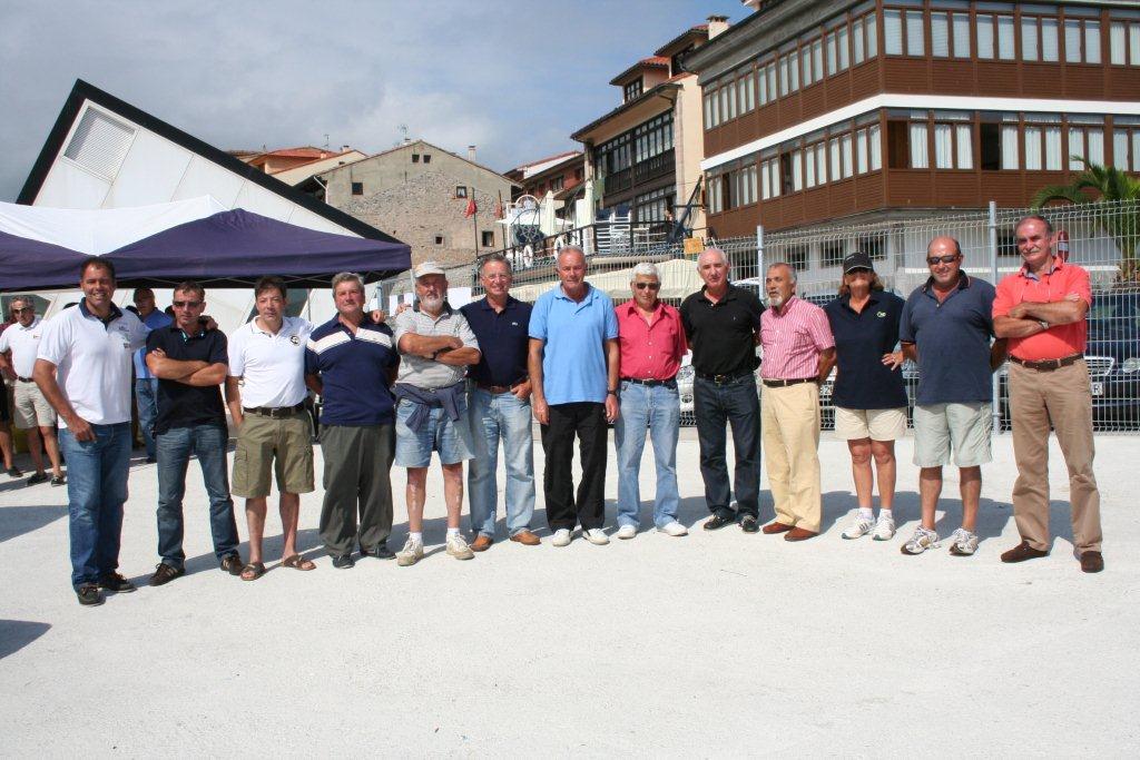 Foto de grupo de los participantes en el Torneo de pesca del calamar, el pasado jueves - Celoriu.com