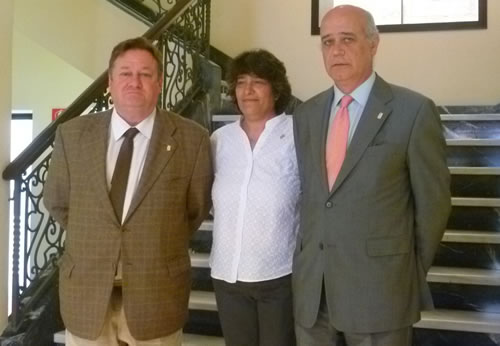 Carlos Rodríguez, a la derecha, durante su toma de acta como concejal de Llanes - Celoriu.com