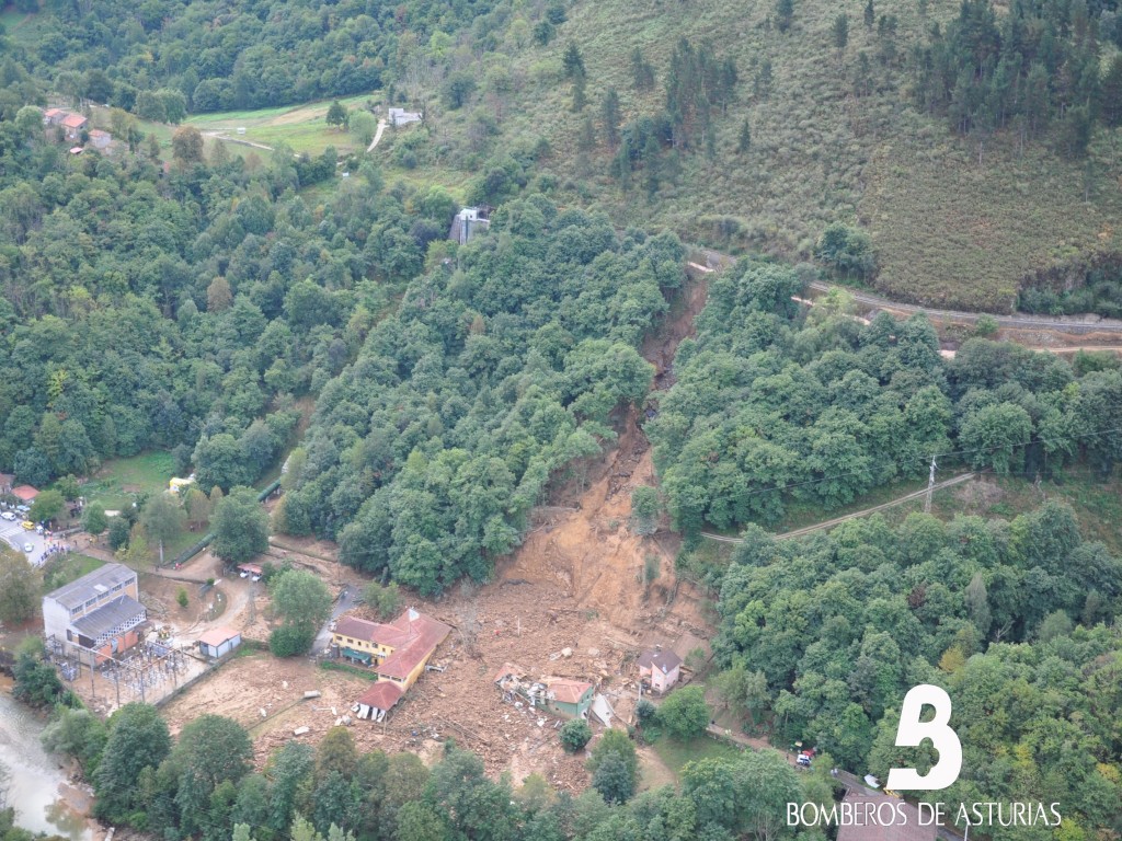 Vista aérea de la zona afectada por la riada en Arenas de Cabrales - Celoriu.com