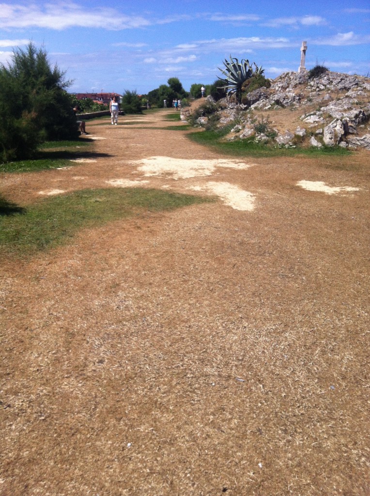 estado actual del paseo de San Pedro de Llanes, tras un verano sin lluvias - Celoriu.com