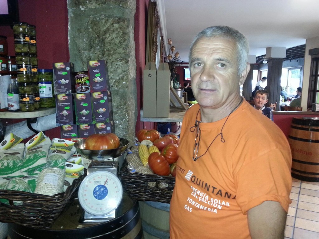 Jesús Lamas posa con un tomate de 1,5 Kg para Celoriu.com en el Restaurante "El Arco"