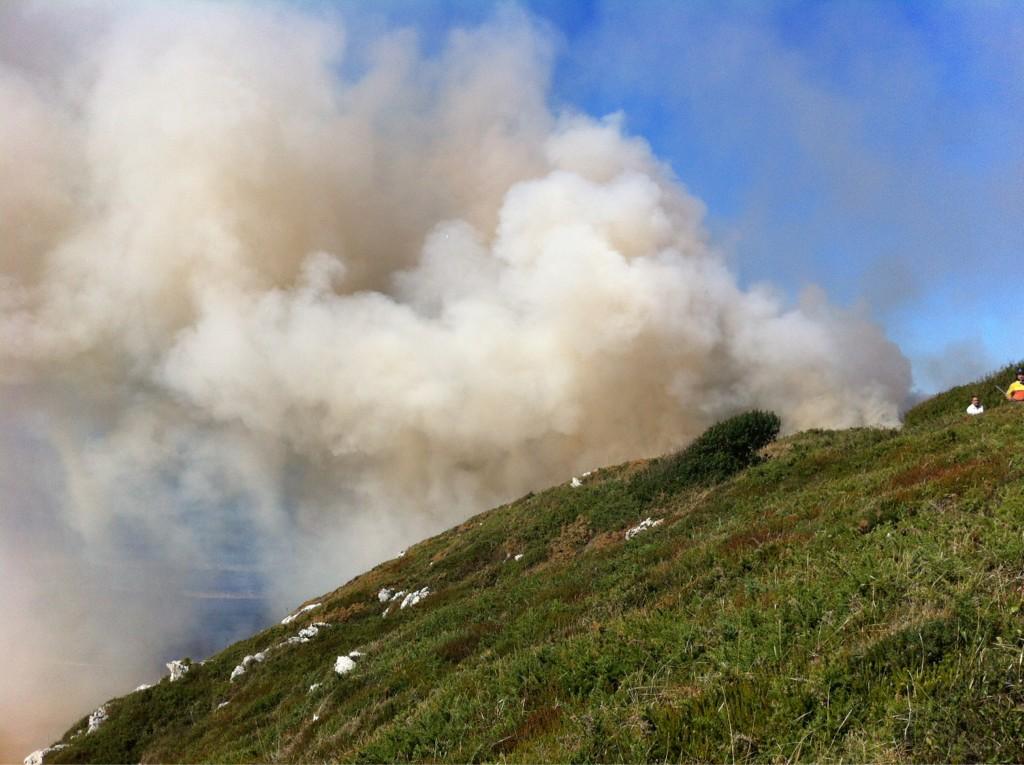 El incendio desatado esta tarde en la zona derecha (oriental) de Portiellu desde la senda - Celoriu.com