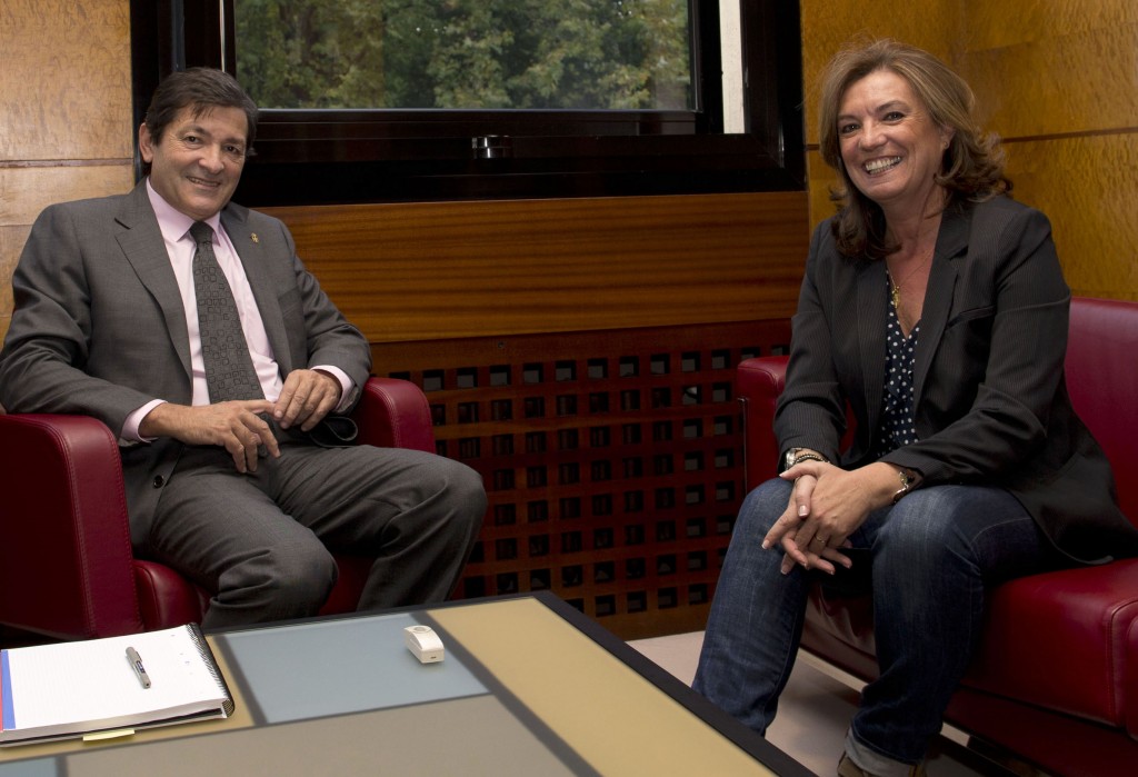 El Presidente del Principado y la alcaldesa de Llanes Dolores Álvarez en su reunión de hoy en Oviedo - Celoriu.com