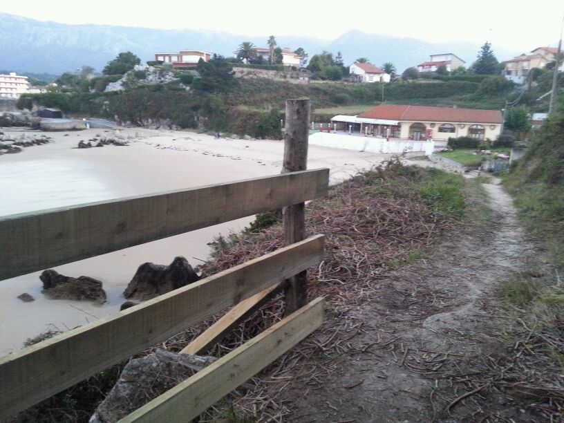 La nueva valla de madera colocada en el camino a Picu de Celorio - Celoriu.com