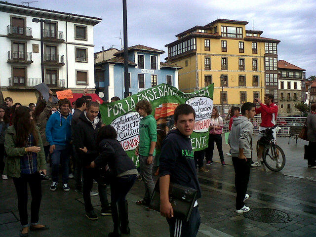 La manifestación de estudiantes ayer en Llanes a su paso por el puente - Celoriu.com