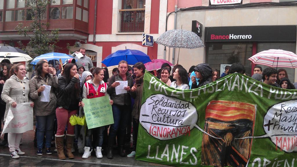 Manifestación en Llanes oco después de que la alcaldesa Dolores Álvarez se sumara a la misma - Celoriu.com