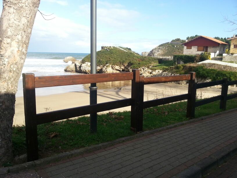 La valla entre la Rotonda y la plazuela, ya reparada hoy lunes en Celorio - Celoriu.com