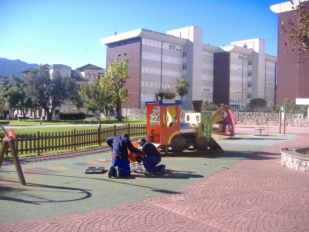 Parques infantiles Posada Herrera y San Antonio, Llanes; yVillahormes reparaciones EN OBRAS
