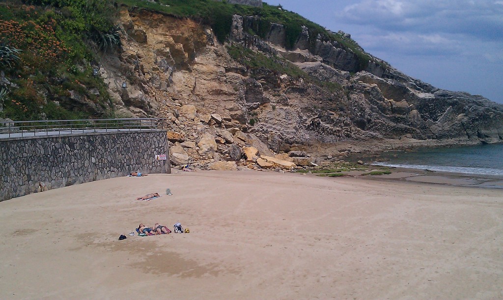 El desprendimiento de la playa del Sablón en Llanes - Celoriu.com