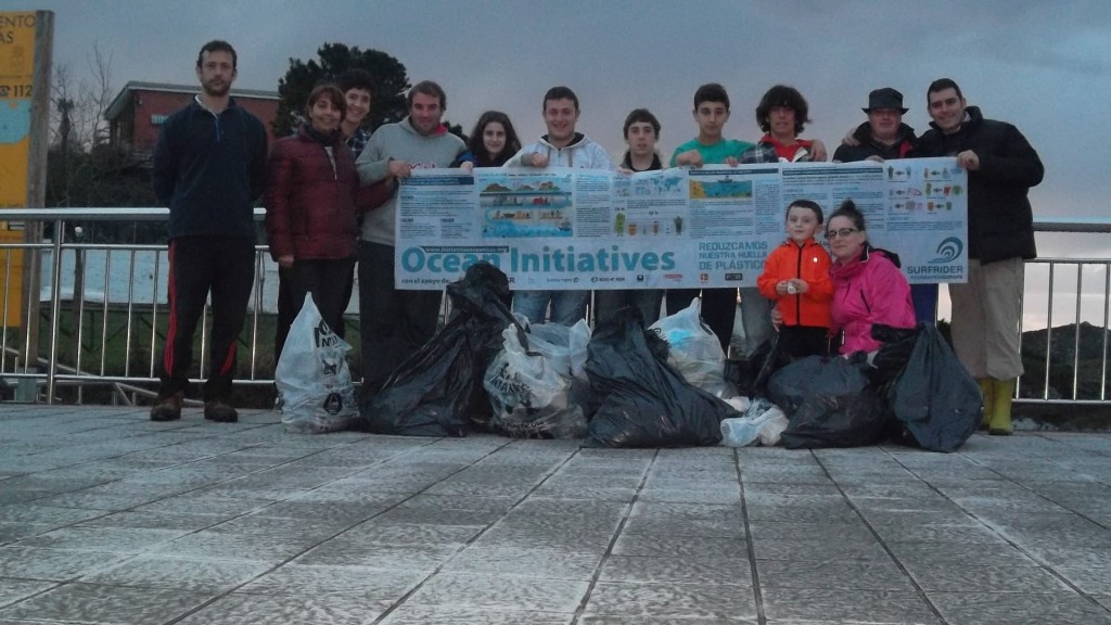 El grupo de voluntarios que participó en la iniciativa de la Surfrider Foundation - Celoriu.com
