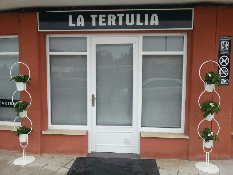 El renovado aspecto de "La Tertulia" en la Rotonda de Celorio hoy minutos antes de la inauguración - Celoriu.com