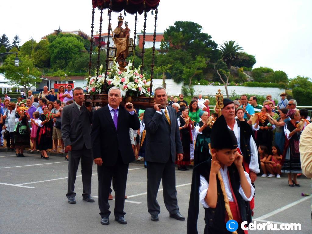 La procesión con la Virgen antes de cantarle la Salve Marinera ayer en Celorio - Celoriu.com