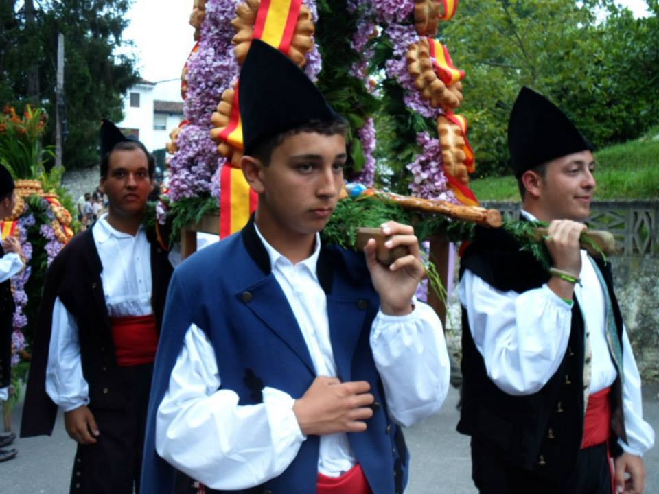Los más jóvenes se implican en llevar los ramos en procesión hasta la iglesia - Celoriu.com