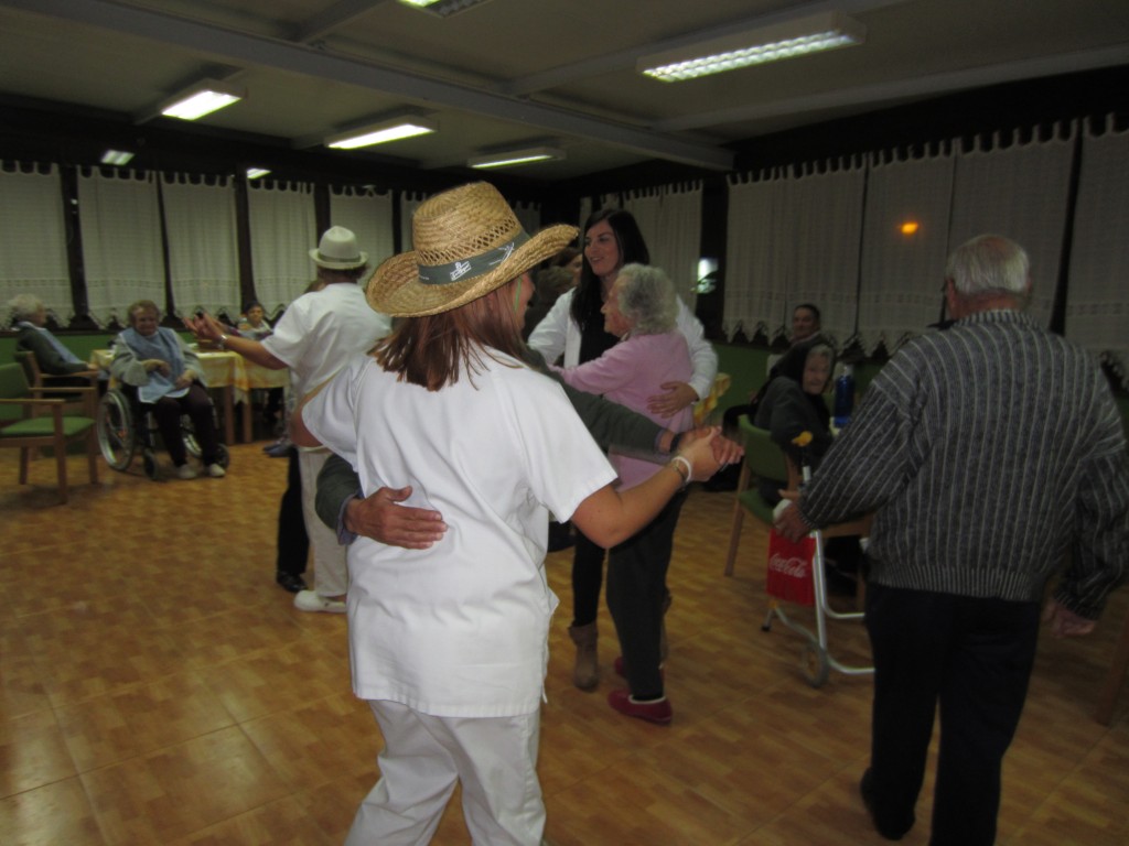 Los mayores de Celorio disfrutaron de su amagüestu en la residencia Socisan - Celoriu.com